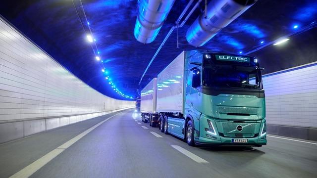 Volvo, Yeni Uzun Menzilli Elektrikli Kamyonlarının Seri Üretimine Başladı: 80 Tonluk Dev Elektrikli Çekici Tanıtıldı!